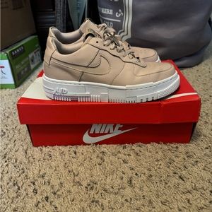 Nike pixel particle beige